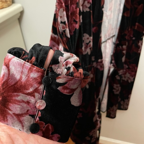 Velvet Floral wrap dress - Picture 4 of 4